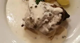 Piept de curcan cu orez basmatic si sos gorgonzola cu coacaze rosii
