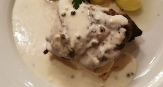 Piept de curcan cu orez basmatic si sos gorgonzola cu coacaze rosii