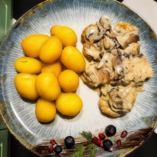 Mușchiuleț de porc cu sos alb cu ciuperci și cartofi parizieni