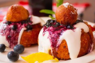 Papanasi cu sos de fructe de padure si smantana