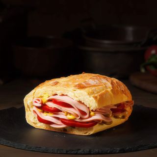 Sandvis LUCA cu Parizer