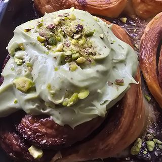 CINNAMON BUNS Fistic 