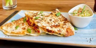 Quesadilla de pui cu cartofi prajiti si sos sweet chilli