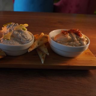 Platou rece: salata de vinete, fasole batuta, icre crap