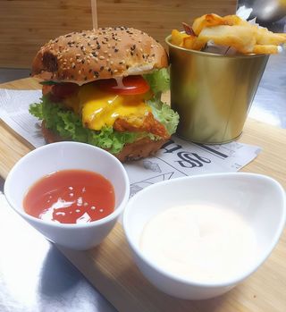 Burger de pui cu cartofi prajiti si sosuri