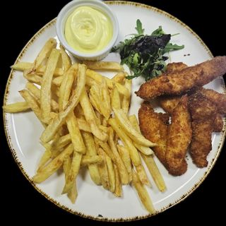 Fingers de pui cu sos aioli si cartofi prajiti