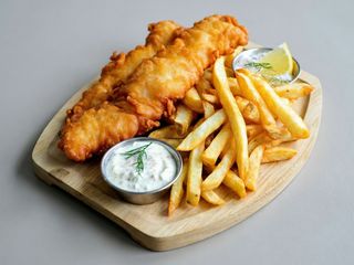 Fish and chips cu cartofi prajiti si sos tartar