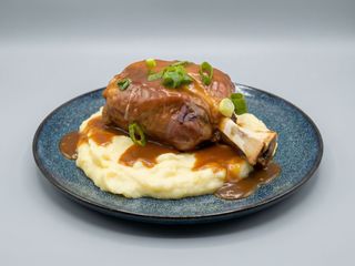 Ciolan de porc cu piure si sos brun