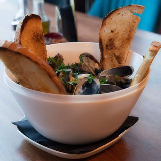 Scoici cu sos alb si paine prajita cu usturoi