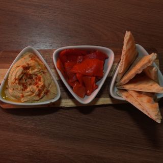 Humus cu ardei copt si pita greceasca