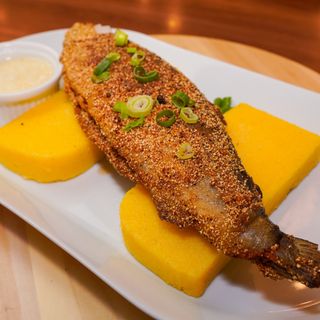 Pastrav prajit cu mamaliga si usturoi