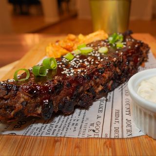 Coaste de porc bbq cu cartofi si sos tartar