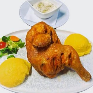 Pui la ceaun cu mamaliga si usturoi