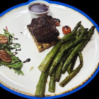 Muschi de vita cu sparanghel si sos porto