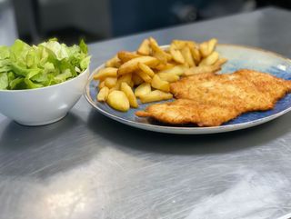 Snitel din piept de pui cu  cartofi prajiti si salata