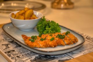 Mini snitel cu cartofi prajiti