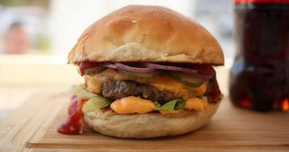 Classic Burger ( cartofi + sos)