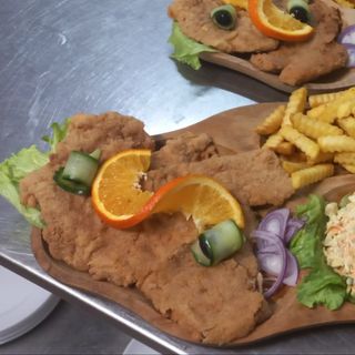 Schnitel parizian din cotlet de porc sau piept de pui