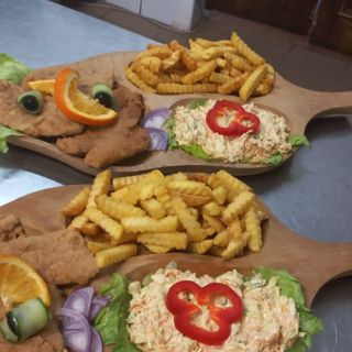 Platou schnitzel pentru 2 persoane cu cartofi prajiti și salata speciala