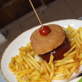 Veggie burger cu cartofi prajiti