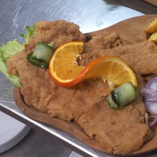 Snitzel vienez din cotlet de porc sau piept de pui