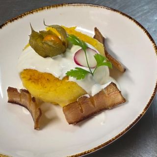 Bulz la plita cu branza de casa,slanina afumata și smantana grasa