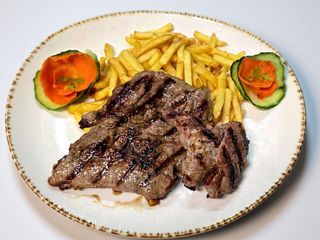 ceafa de porc la gratar stropita cu vin și usturoi