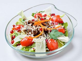 Salata fitness cu prune/smochine,naut si nuca