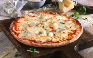 Pizza Quattro Formaggi cu prosciutto Ø 33cm