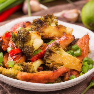 Piept de pui la gratar cu broccoli gratinat si sos de ciuperci