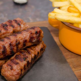 Mici cu cartofi prajiti si mustar