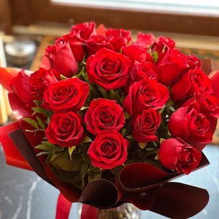 Buchet format din 25 trandafiri rosii