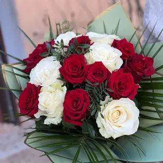 Buchet format din 15 trandafiri naturali, albi si rosii