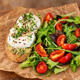 POACHED EGGS & AVOCADO