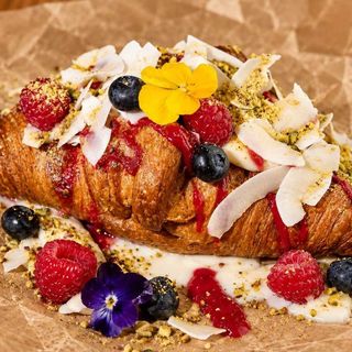 CROISSANT CU CREMĂ DE VANILIE ȘI FRUCTE PROASPETE