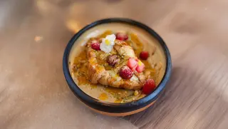 CROISSANT CU CREMĂ DE FISTIC ȘI SIROP DE PORTOCALE