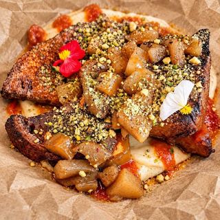FRENCH TOAST & PERE CU CARAMEL SĂRAT ṢI CREMĂ DE VANILIE