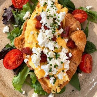CROISSANT SCRAMBLED EGGS & CHORIZO