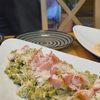 Spaghetti pesto si creveti