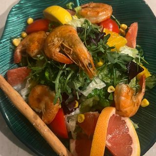 Salată cu creveți în sos de unt și citrice