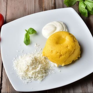 Mămăligă cu brânză și smântână