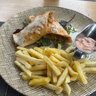 Roll's cu piept de pui și cartofi prajiti