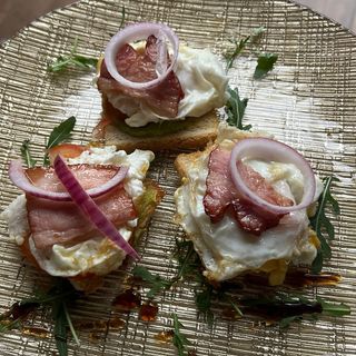 Ham and eggs cu guacamole fresh