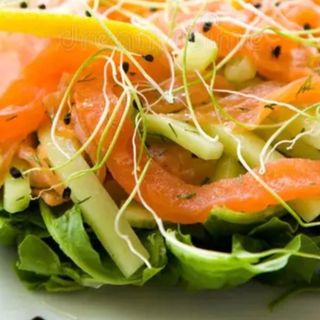 Salată cu somon fumme