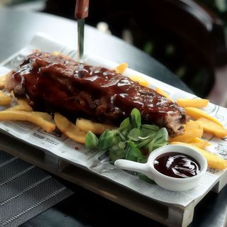 Coaste de porc serenada cu cartofi prajiti