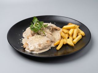 Scalopina de pui cu cartofi prajiti