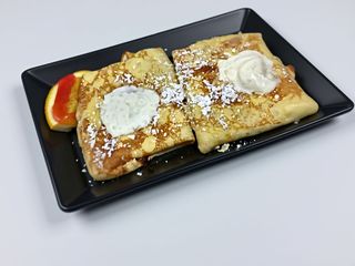 Clatite taranesti cu dulceata, feta, iaurt grecesc