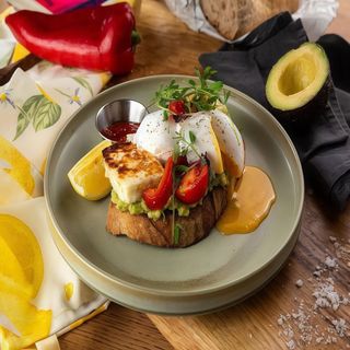 AVO ON TOAST WITH HALLOUMI