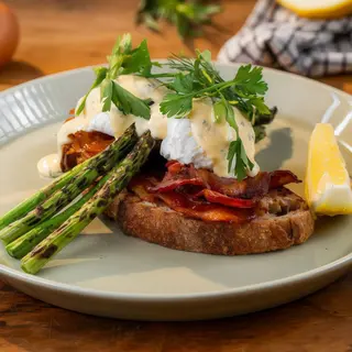 Bacon eggs benedict