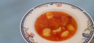 Ciorbă de legume și verdeață proaspătă